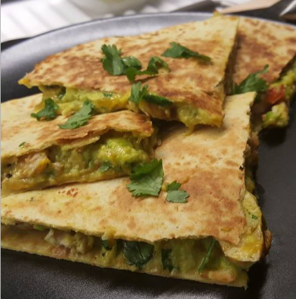FITFARMin helpot kana-avokado quesadillat.