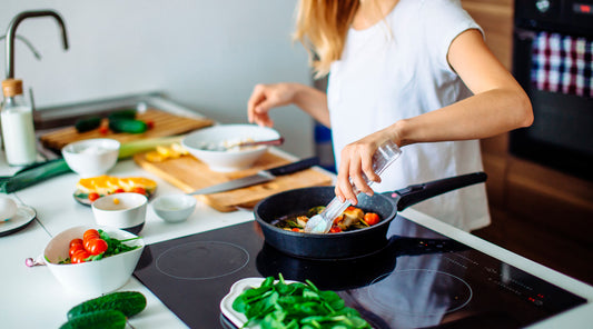 Nainen, joka on tehnyt elämäntapamuutoksen on omaksunut terveellisen ruokavalion opit.