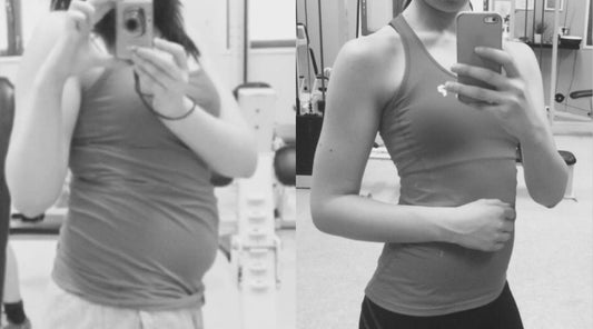 Nainen poseeraa peilin edessä, jossa näkyy hänen muutokset FITFARMin Bikini Challenge valmennukesta.