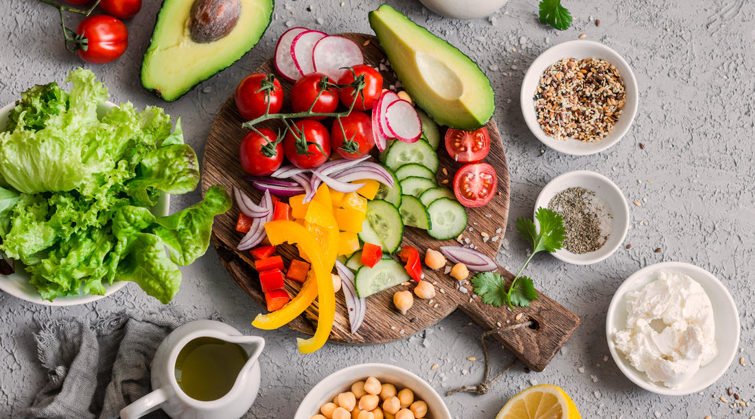 Terveelliseen ruokavalioon kuuluvia raaka-aineita kuten kasviksia. Miten valita sopiva dieetti laihdutukseen?