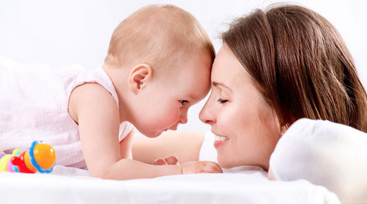 äiti ja lapsi leikkivät iloisina fitmama
