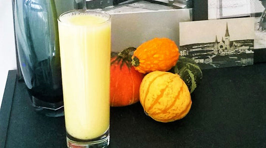 FITFARMin Superdieetti, Fitmama ja Bikini Challenge -valmennusten ruokavalioihin sopiva Omena-ananassmoothie lasissa.