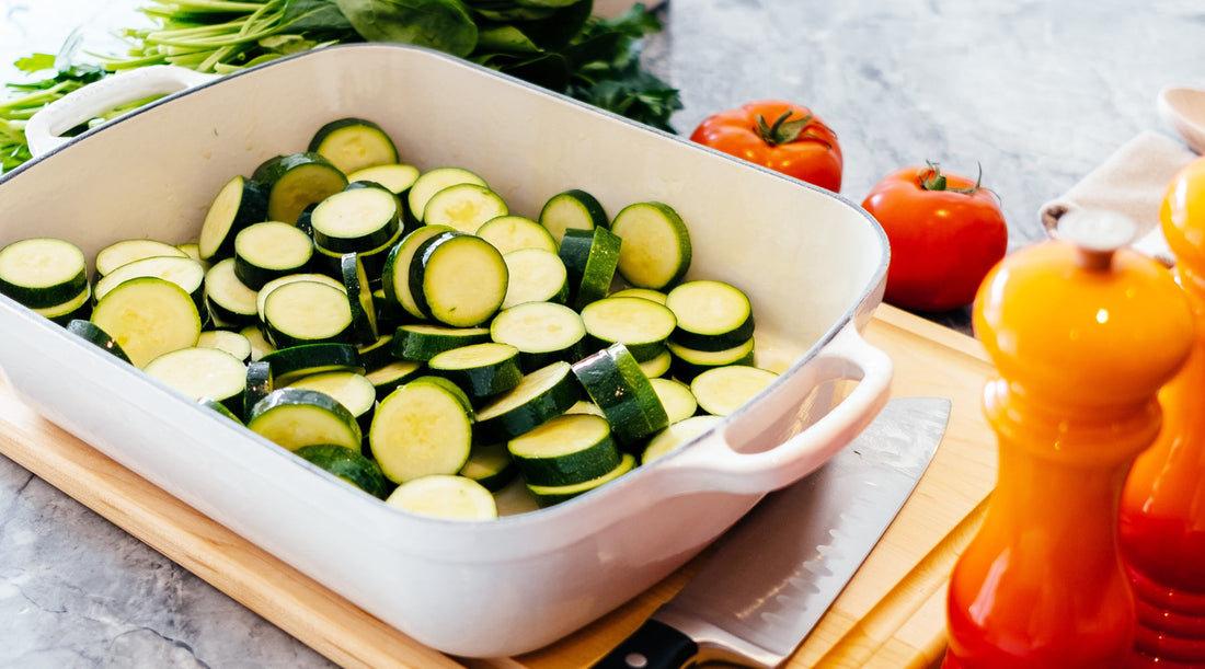Vähähiilihydraattiseen ruokavalioon kuuluvia ruoka-aineita kuten kesäkurpitsaa ja tomaatteja.