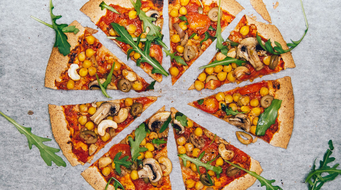 Vegaaninen tortillapitsa. FITFARMin uusi VEGE-valmennus sisältää herkullisia vegaaniruokavalioon sopivia reseptejä neljän viikon ajalle.