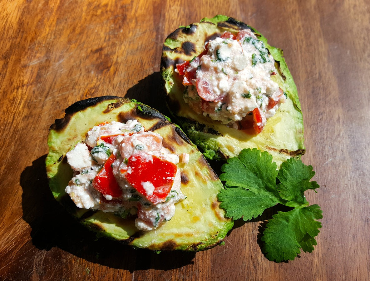 Grillattu avocado feta-tomaatti-korianteritäytteellä