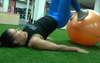 Nainen näyttää miten HIIT-treenin voi tehdä jumppapallon avulla