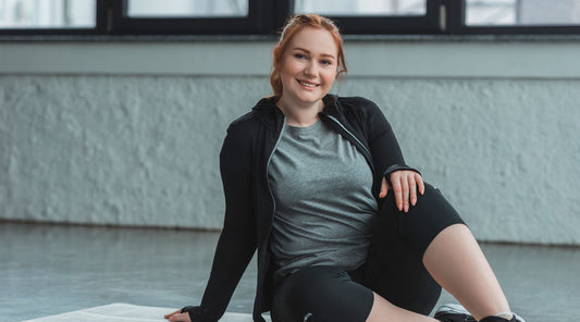 Nainen iloitsee liikunnasta. FITFARMin uuden Eroon rapakunnosta 30 päivässä -kurssin avulla kohotat kuntoasi tehokkaasti. 