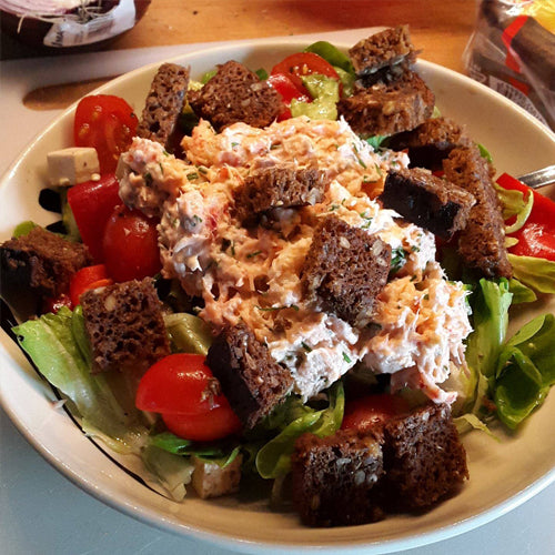 Lohi-jokirapumoussesalaatti jyväleipäkrutongeilla