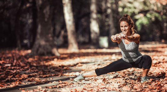 Nainen treenaa ulkona syksyisellä kelillä. FITFARM SPORT on suosittu valmennus johon sinunkin kannattaa lähteä mukaan!