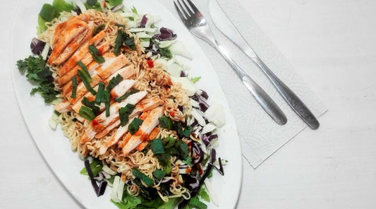 Herkullinen Superdieetti®-valmennuksen ruokavalioon sopiva kana-nuudelisalaatti. 