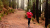 Mies juoksee metsäpolulla. FITFARMin RUN-juoksuvalmennus sopii kaikille juoksuharrastuksesta kiinnostuneille, myös aloittelijoille.