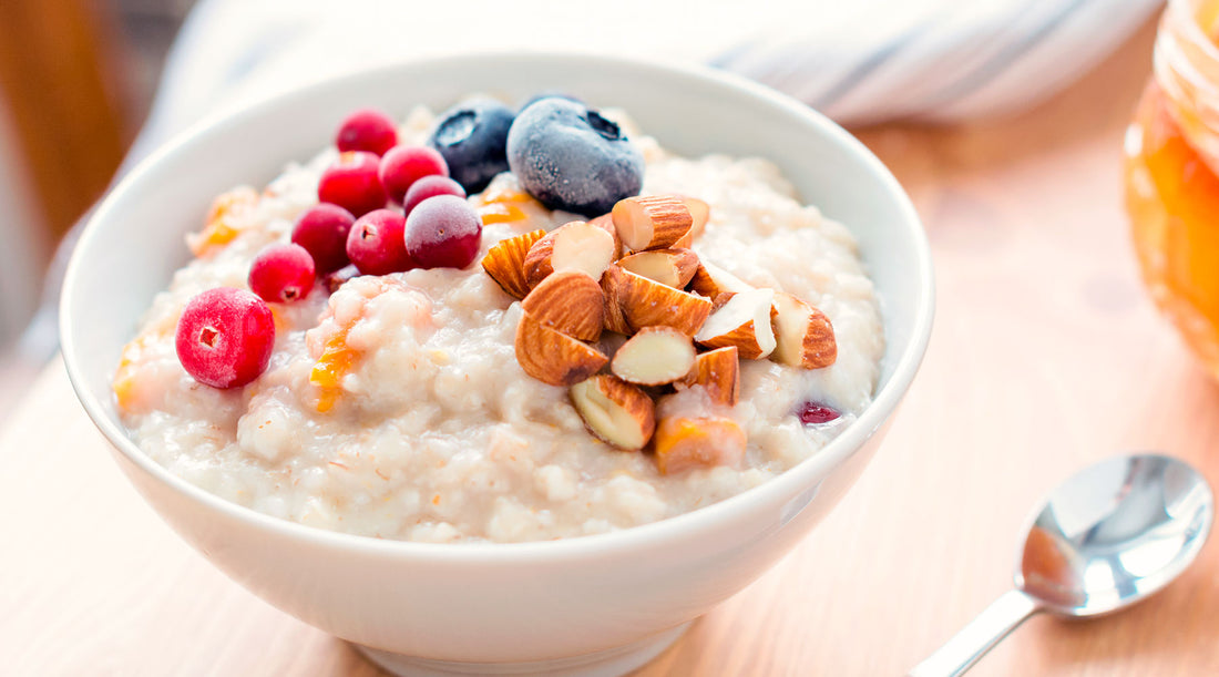 VHH-valmennukseen sopiva puuroannos, jonka päällä on marjoja ja manteleita. 