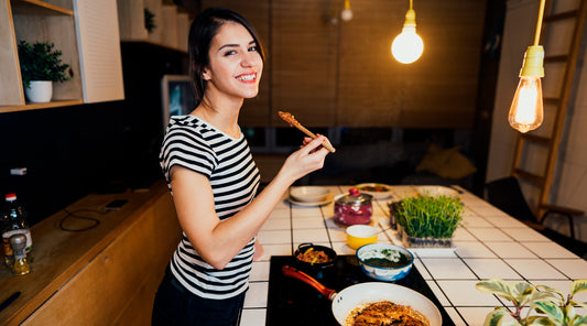 Nainen kokkaa vähähiilihydraattista ateriaa. VHH on loistava ravintovalmennus pysyvän elämäntapamuutoksen tekemiseen. 
