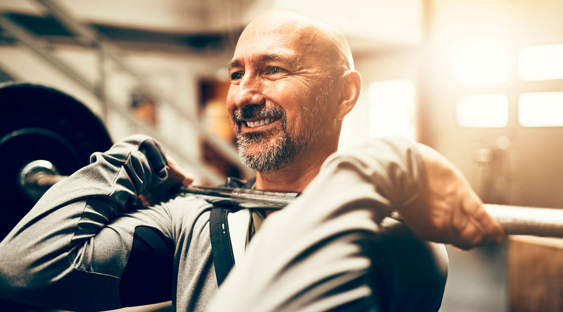 Mies tekee voimaharjoittelua tangolla.